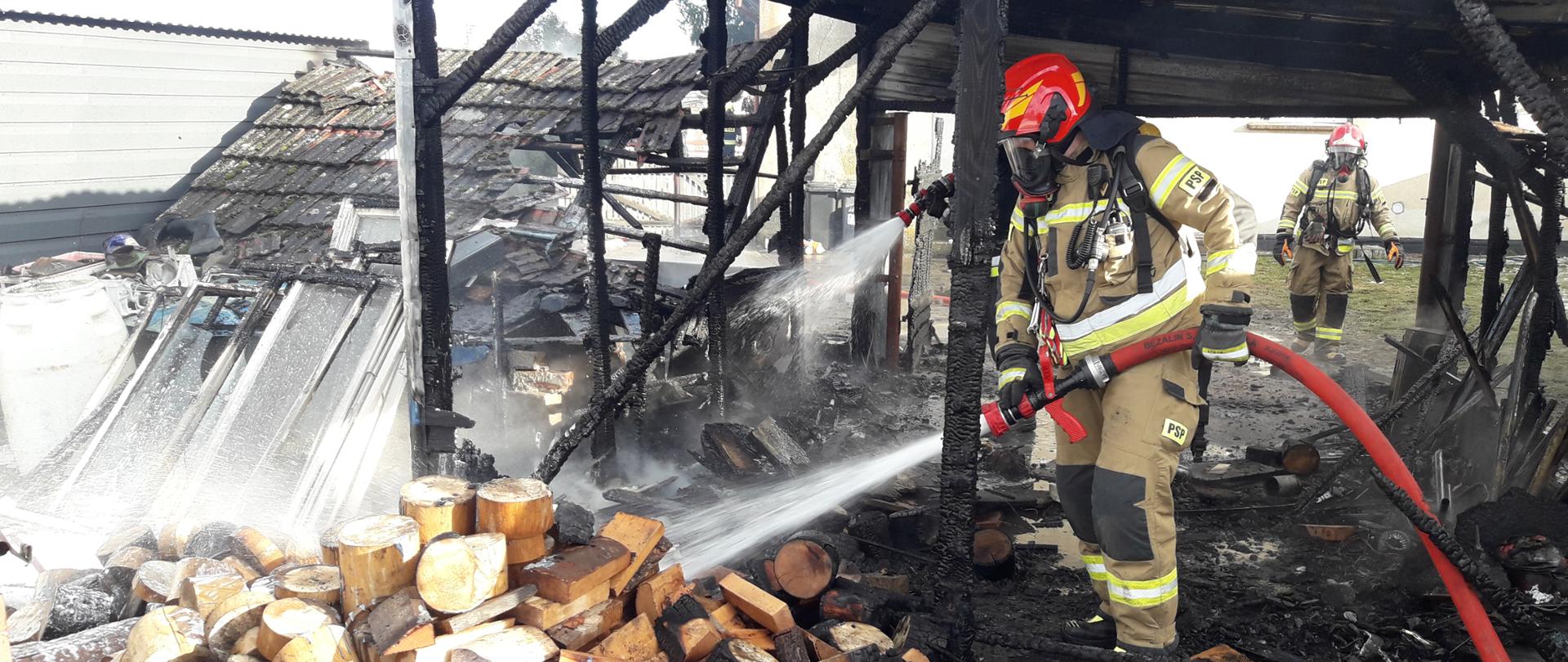 SPALONY BUDYNEK, STRAŻACY DOGASZAJĄ