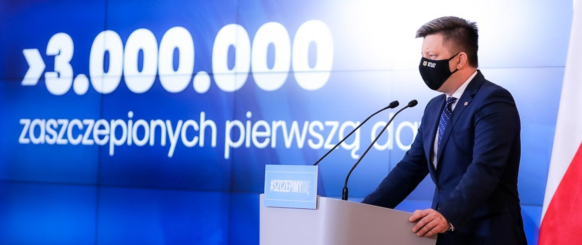 Minister Michał Dworczyk podczas konferencji prasowej dot. szczepień przeciw COVID-19