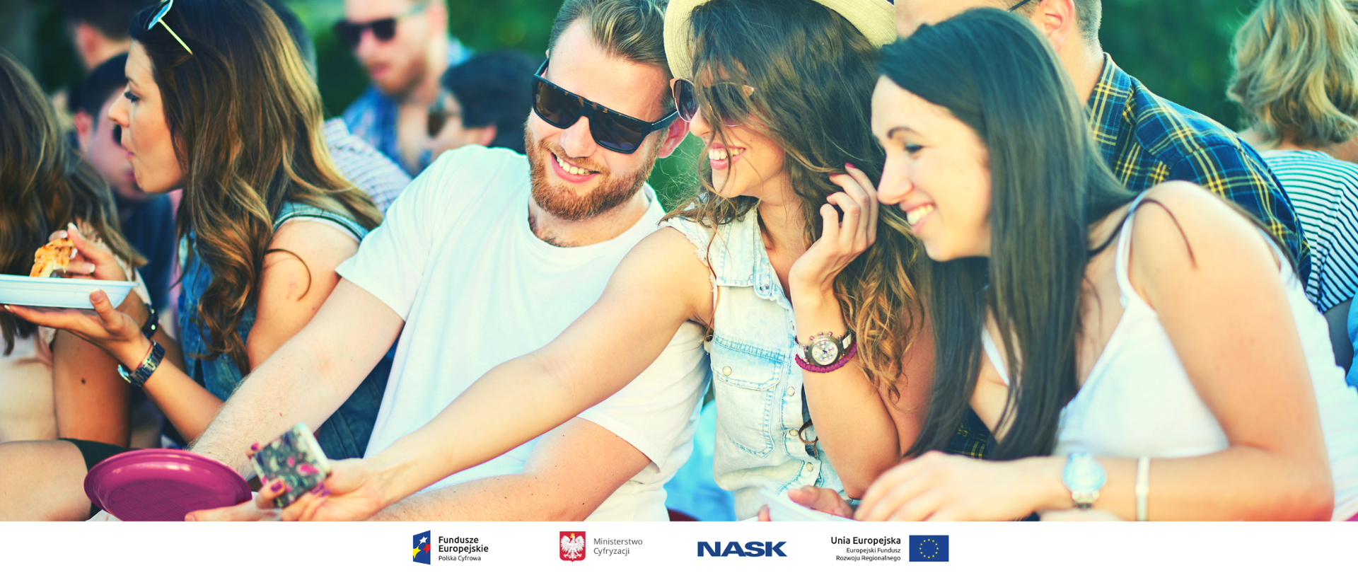 Ludzie robiący sobie zdjęcie - tzw. selfie