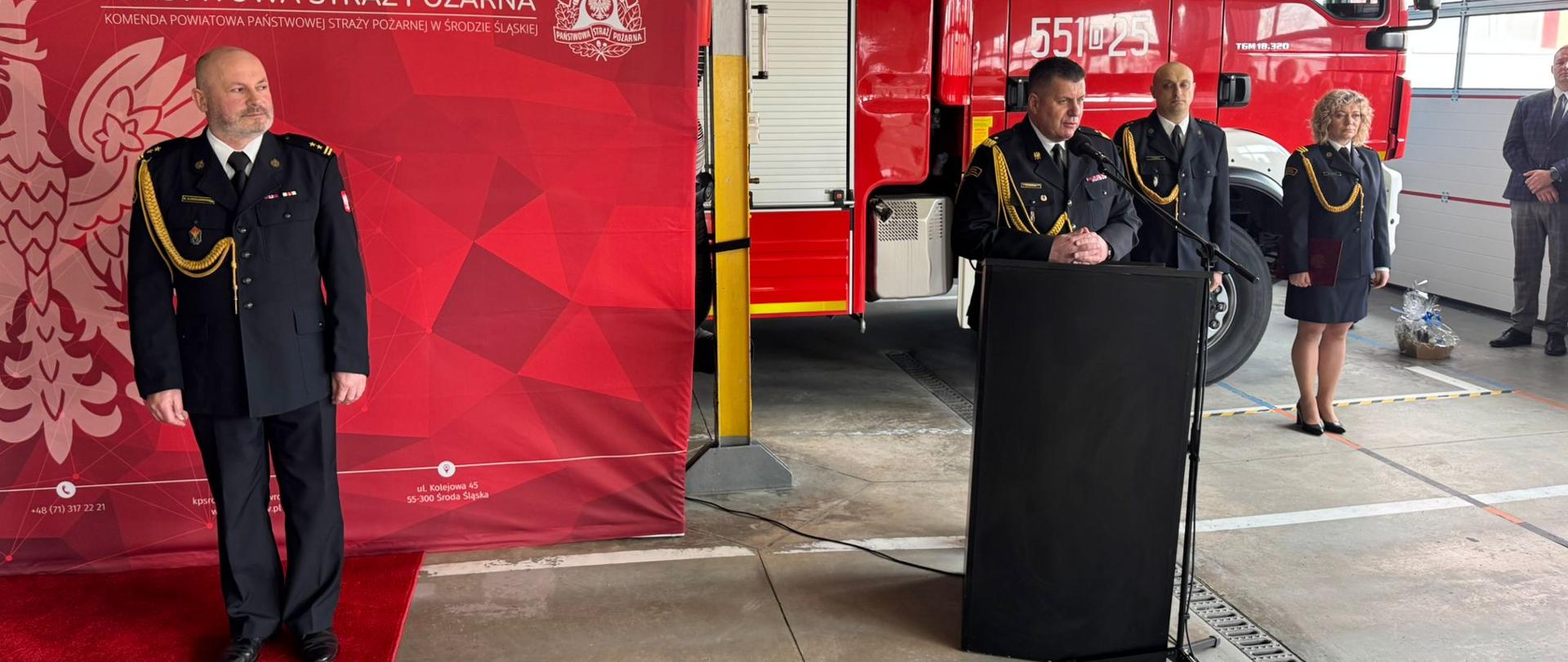 strażacy podczas uroczystości w mundurach wyjściowych na uroczystym apelu 