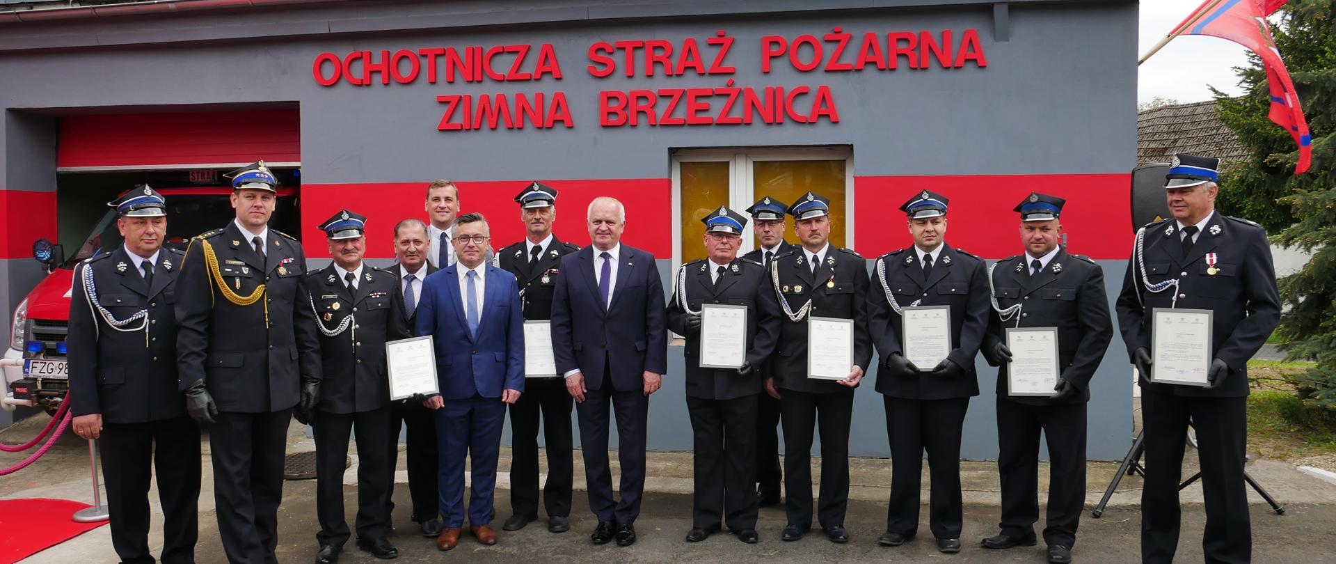 Zdjęcia przedstawiają uroczystość wręczenia promes na zakup ośmiu nowych średnich samochodów ratowniczo gaśniczych.