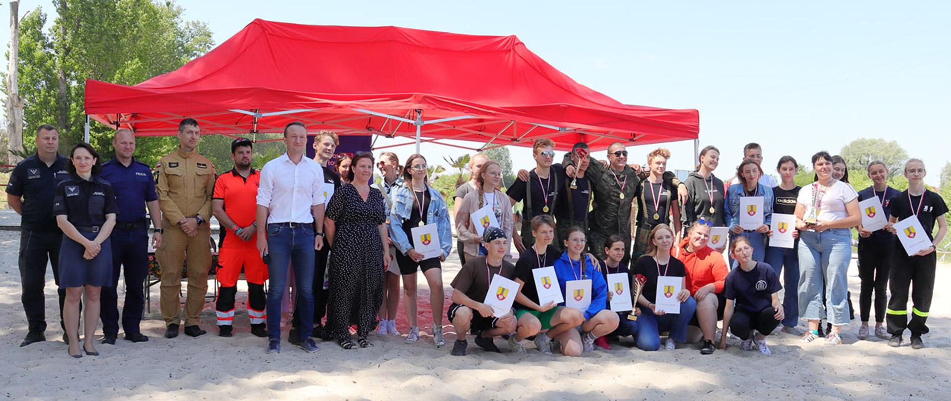 zdjęcie pamiątkowe organizatorów i uczestników turnieju