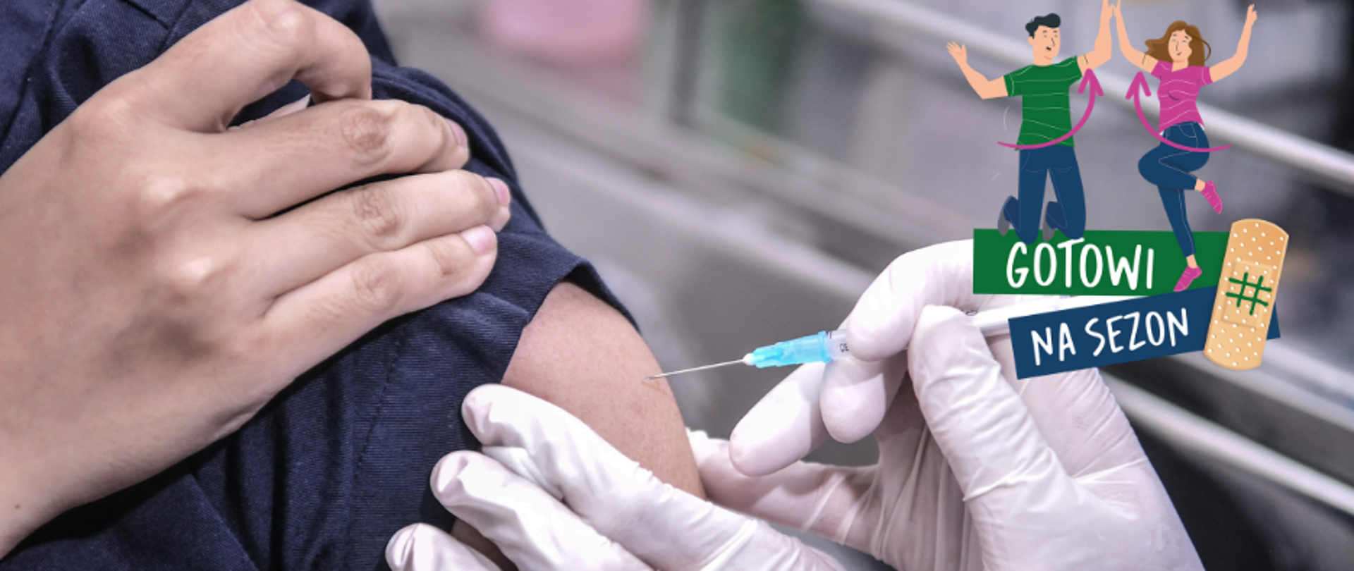 Szczepienie osoby. Strzykawka ze szczepionką zbliża się do ramienia pacjenta