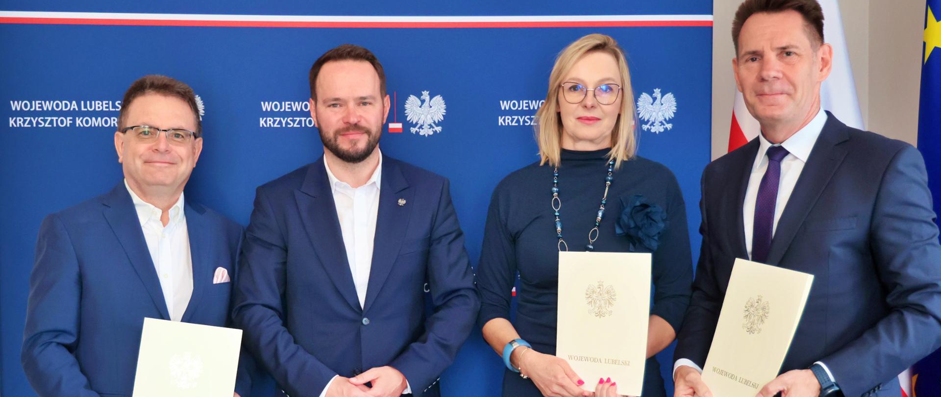 Wojewoda Lubelski Krzysztof Komorski (drugi od lewej) wraz z nowo powołanymi konsultantami wojewódzkimi. Od lewej: prof. dr hab. n. med. Przemysław Sikora, wojewoda Krzysztof Komorski, mgr farm. Anna Chojnacka-Zdrodowska oraz dr n. med. Radosław Starownik, którzy trzymają w dłoniach dokumenty powołania.
