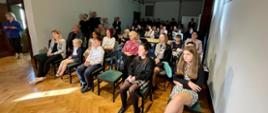 Zdjęcie przedstawia osoby z publiczności słuchające prezentacji artystycznych podczas Jarowind 2023.