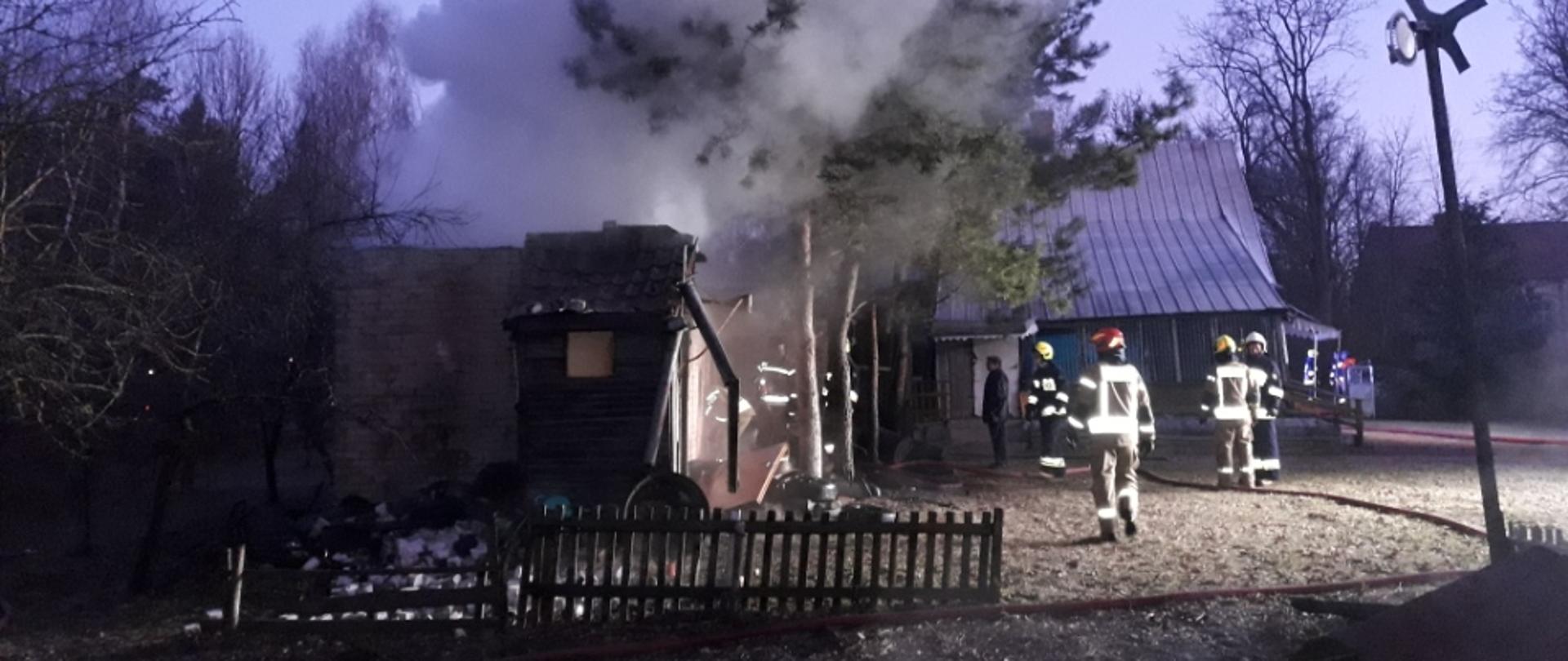 Na zdjęciu widoczni strażacy podczas prowadzonych działań gaśniczych.