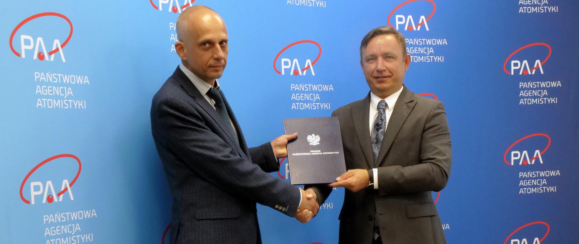 Prezes Państwowej Agencji Atomistyki Andrzej Głowacki (po prawej) wręczył decyzję o przyznaniu autoryzacji Zastępcy Dyrektora ds. Naukowych Instytutu Geofizyki PAN, prof. Rafałowi Junoszowi-Szaniawskiemu (po lewej)