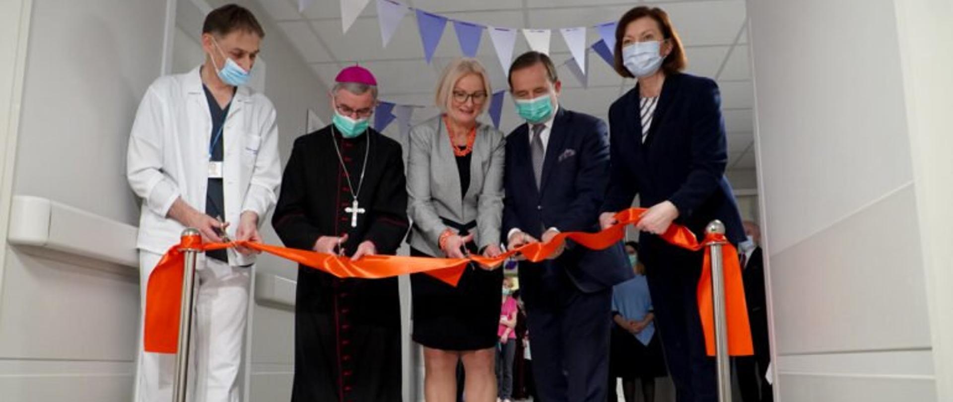 Wojewoda Ewa Leniart, marszałek województwa Władysław Ortyl, dyrektor szpitala Barbara Rogowska i biskup Jan Wątroba przecinają wstęgę podczas oddania do użytku zmodernizowanej Kliniki Noworodków