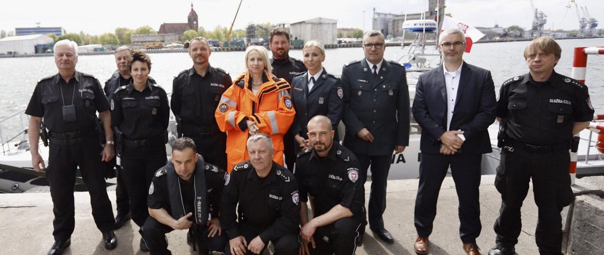 Minister Teresa Czerwińska z funkcjonariuszami służby celno-skarbowej w porcie morskim