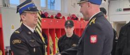 Uroczysta zbiórka z okazji ślubowania nowo przyjętych funkcjonariuszy oraz przejścia na zaopatrzenie dwóch strażaków