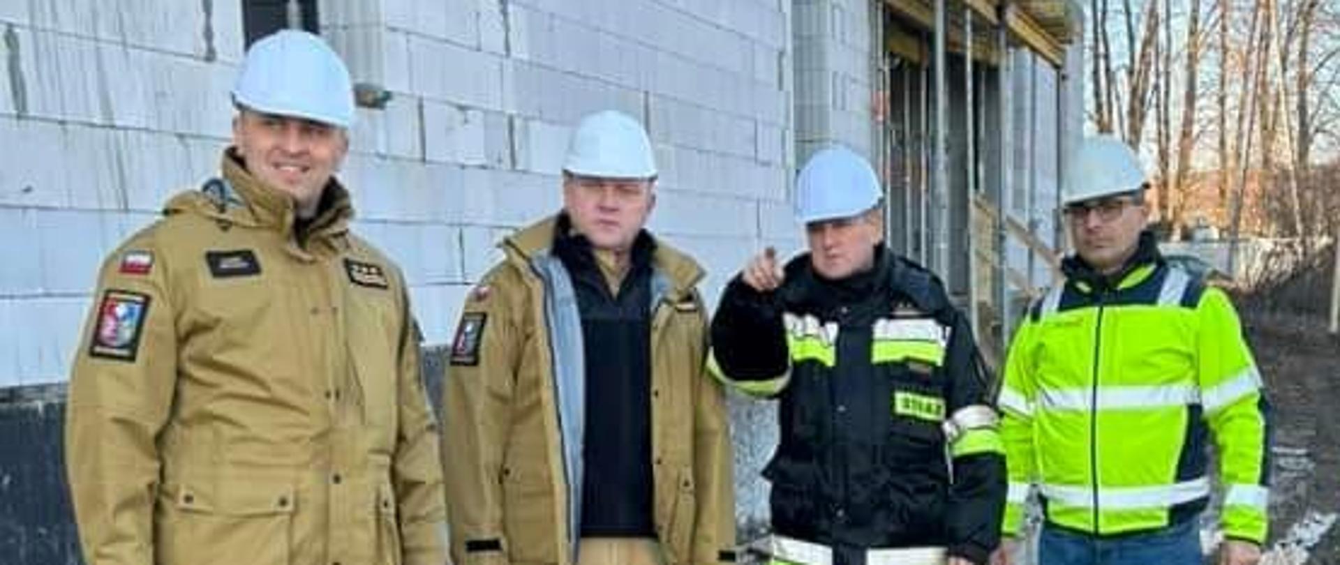 Na zdjęciu wizyta Podkarpackiego Komendanta Wojewódzkiego PSP na placu budowy JRG w Dubiecku 