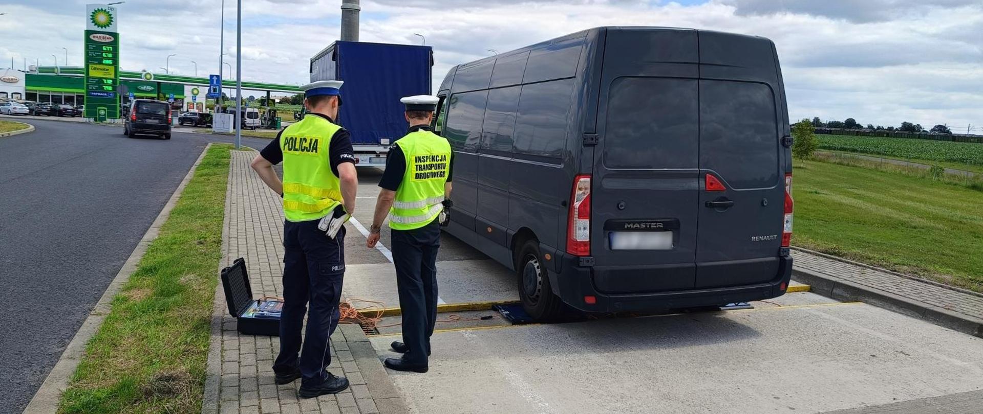 Inspektor WITD wraz z Policjantem kontrolują przeładowane pojazdy.