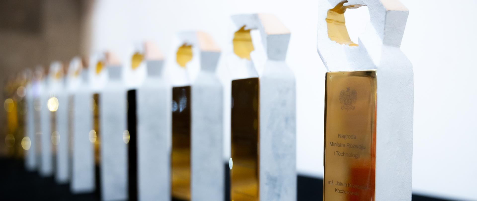 Rząd statuetek na stole