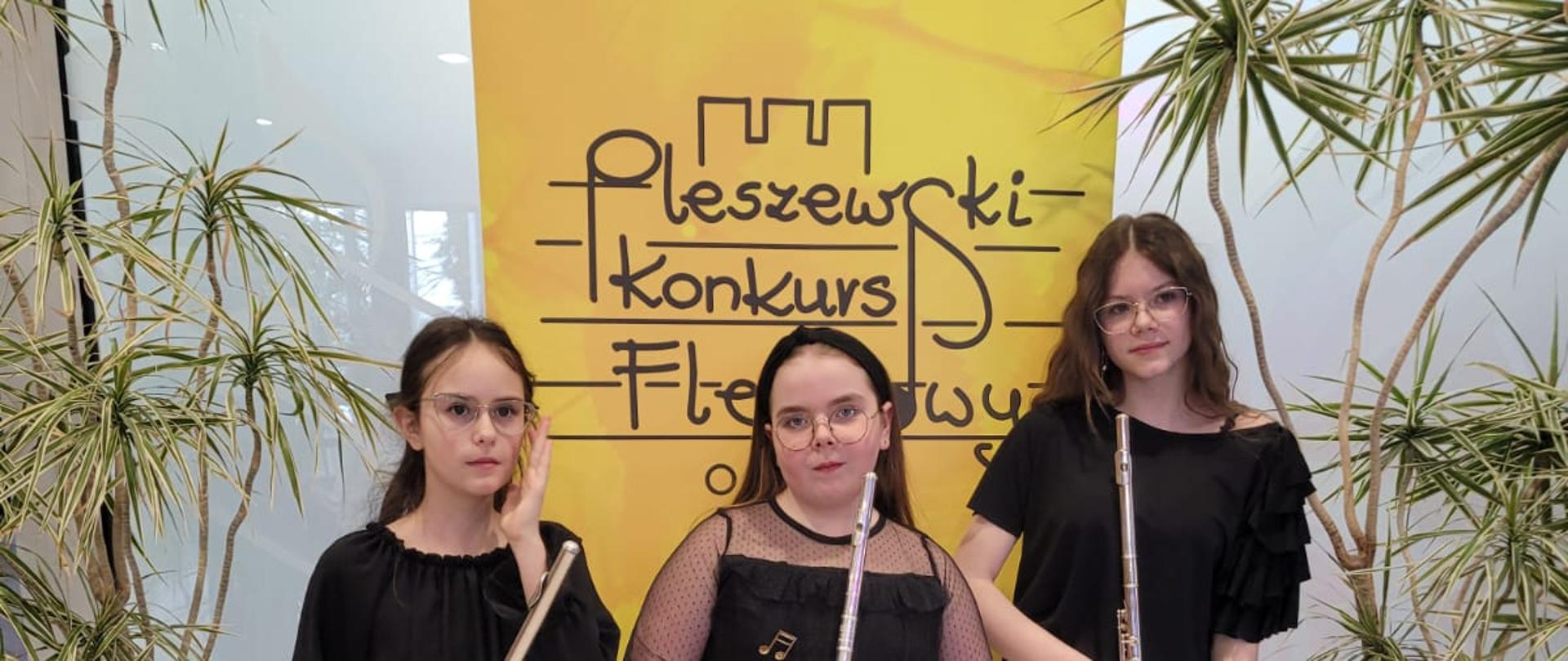 uczennice przed banerem konkursu