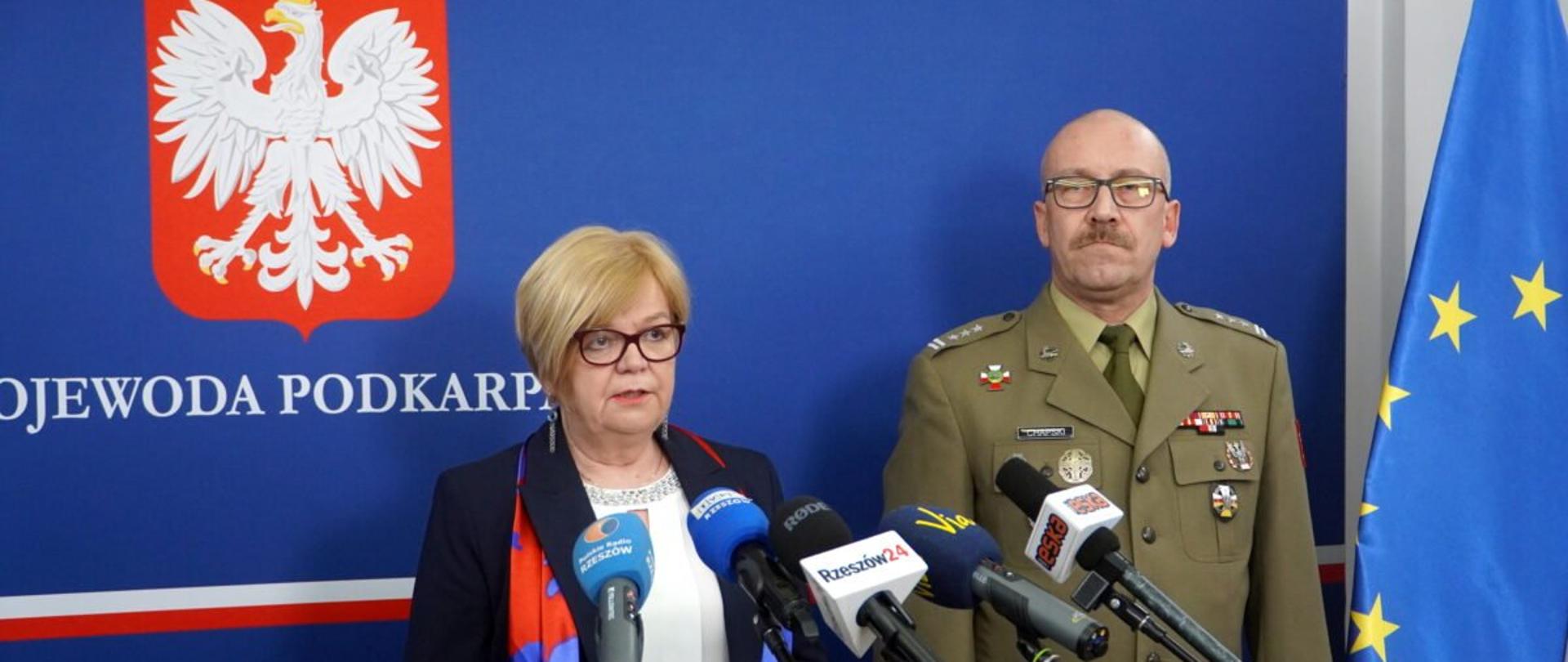 Wojewoda podkarpacki Teresa Kubas-Hul podczas konferencji prasowej. W tle szef Ośrodka Zamiejscowego w Rzeszowie Centralnego Wojskowego Centrum Rekrutacji płk Artur Chapski 