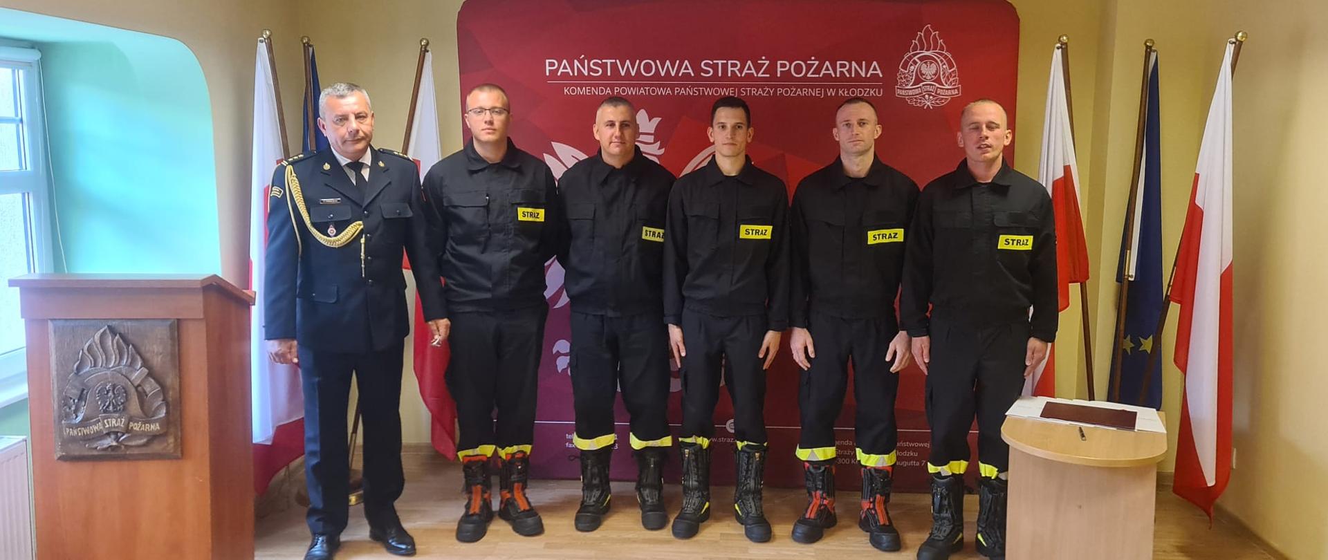 Zdjęcie grupowe strażaków PSP z Komendantem Powiatowym Państwowej Straży Pożarnej w Kłodzku