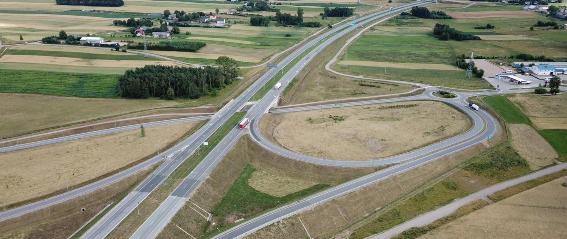 Skrzyżowanie drogi ekspresowej z drogą niższej kategorii, która biegnie pod eską 