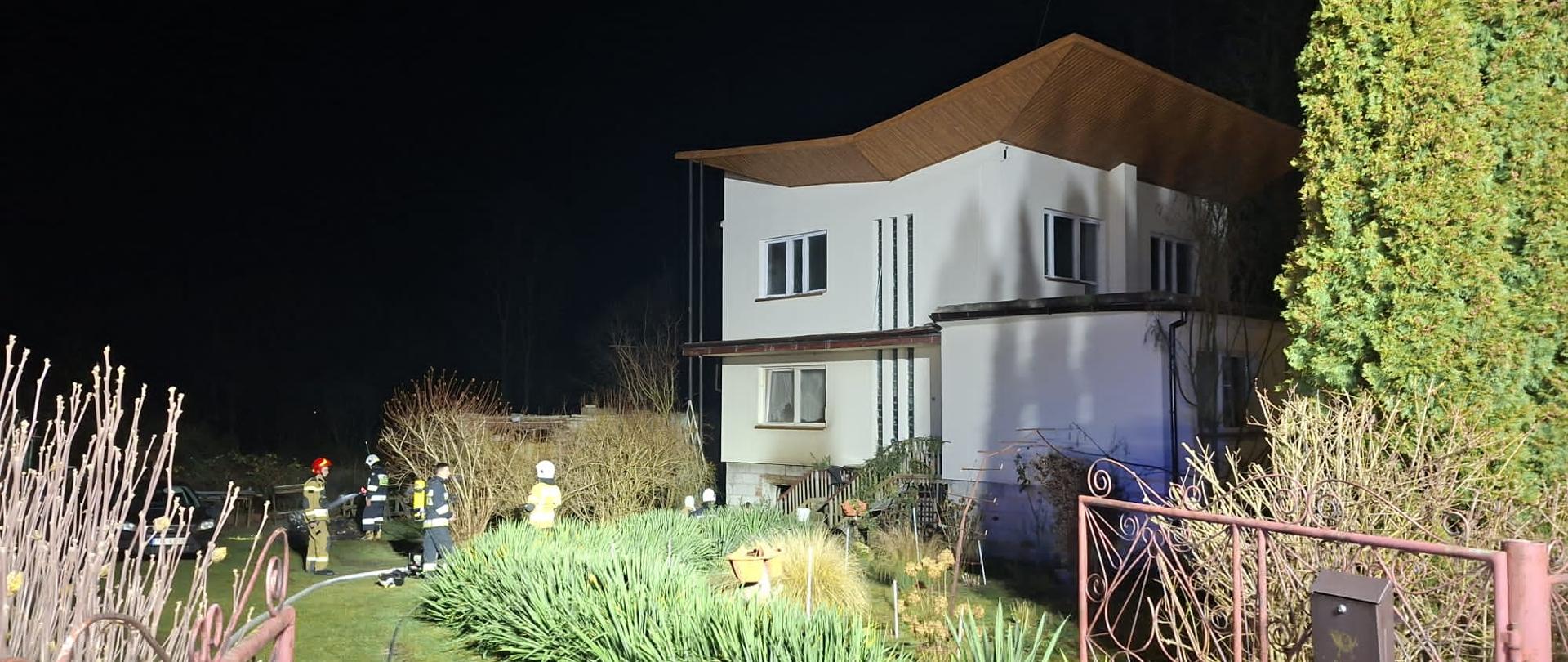 Strażacy prowadzący działania ratowniczo – gaśnicze