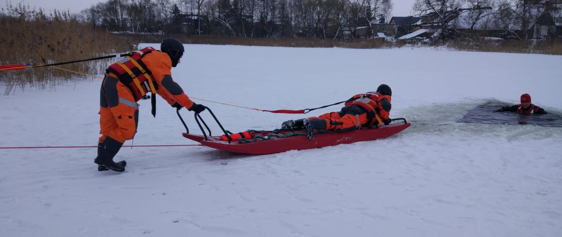 ĆWICZENIA NA LODZIE
Ratownicy z JGR Sejny ćwiczą na zamarzniętym akwenie.
