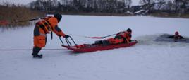 ĆWICZENIA NA LODZIE
Ratownicy z JGR Sejny ćwiczą na zamarzniętym akwenie.
