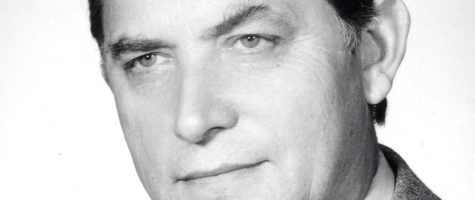 Marian Orzechowski - czarno - biały portret mężczyzny, ciemne włosy, szara marynarka, wzorzysty krawat, biała koszula.