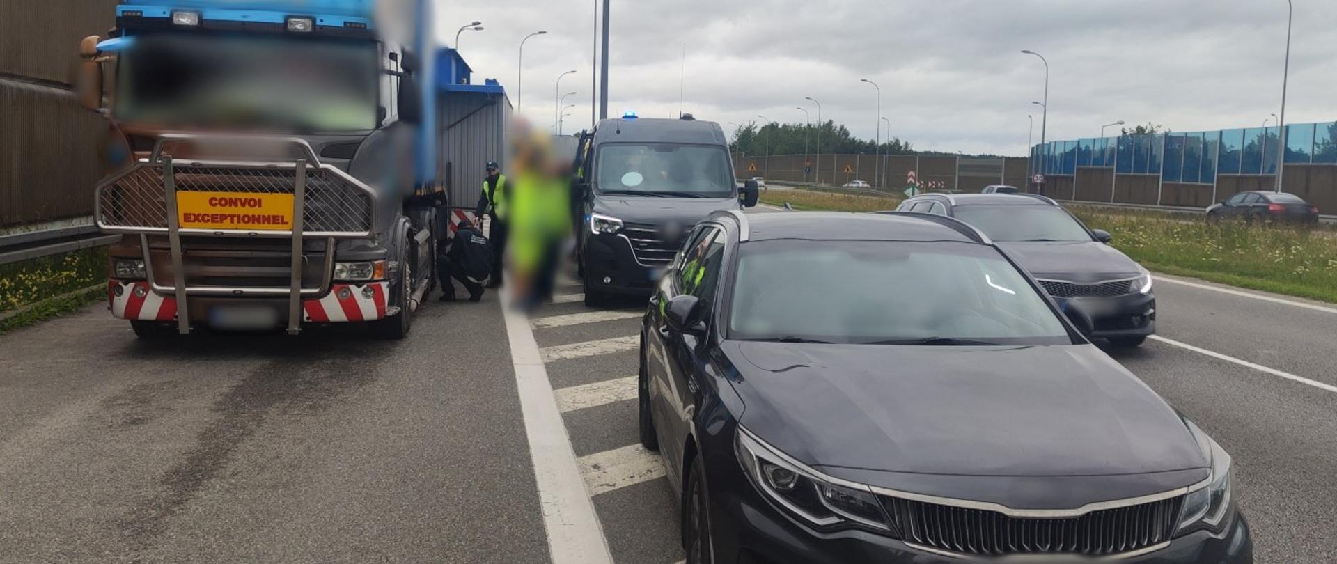 Inspektorzy pomorskiej Inspekcji Transportu Drogowego prowadzą kontrole nienormatywnych ciężarówek w punkcie kontrolnym przy obwodnicy Trójmiasta.