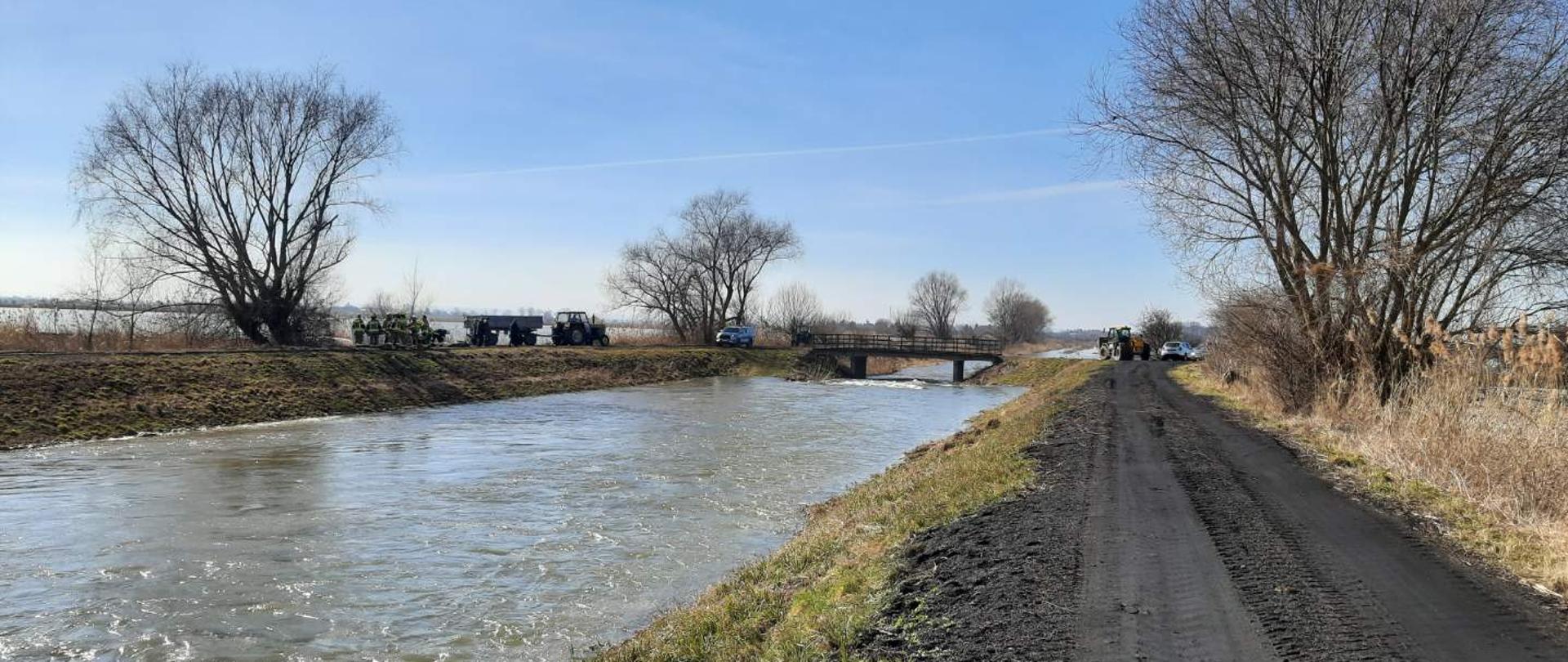 Interwencja w związku z przerwaną groblą na stawie hodowlanym 
