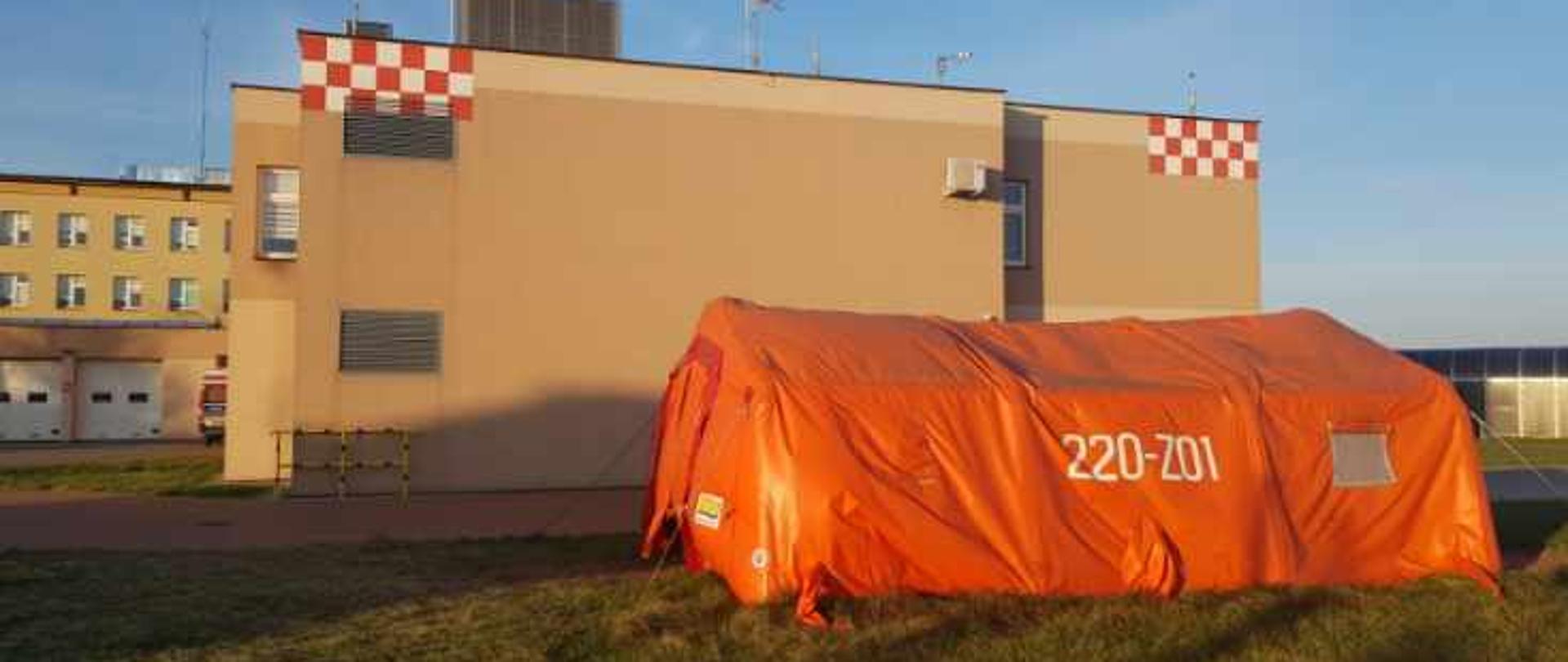 Na zdjęciu namiot rozstawiony przy szpitalu w Wysokiem Mazowieckiem