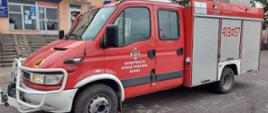 Na zdjęciu znajduje się samochód Ochotniczej Straży Pożarnej Sońsk przed Centrum Medycznym 