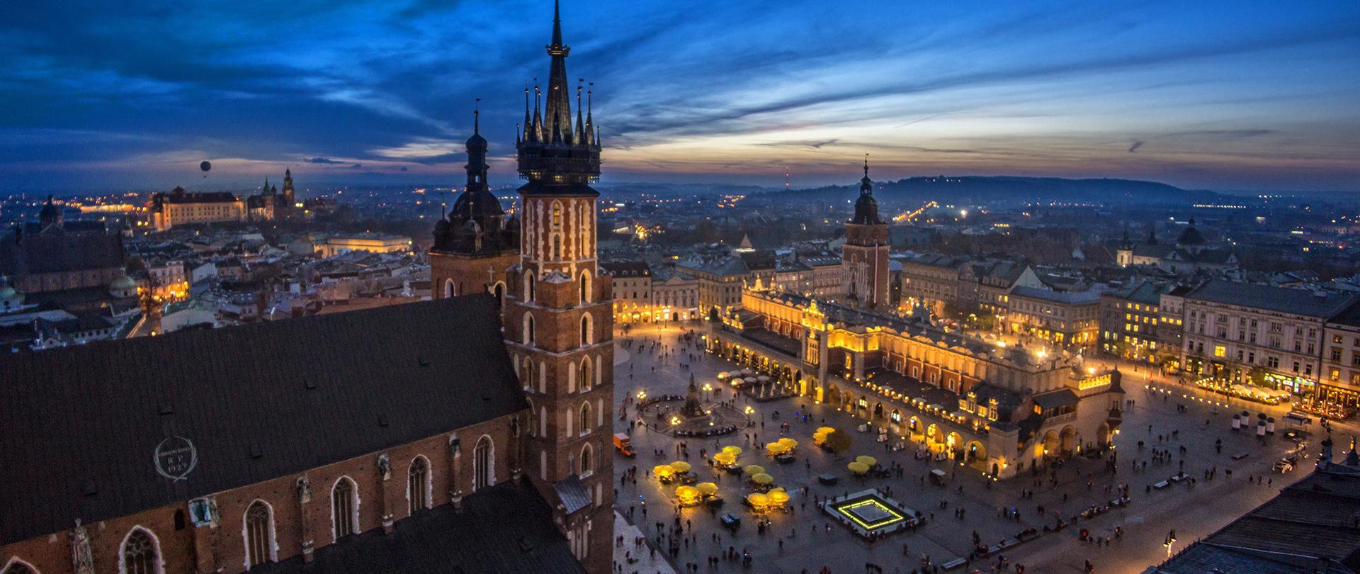 Starówka Krakowa nocą - ujęcie z drona 2