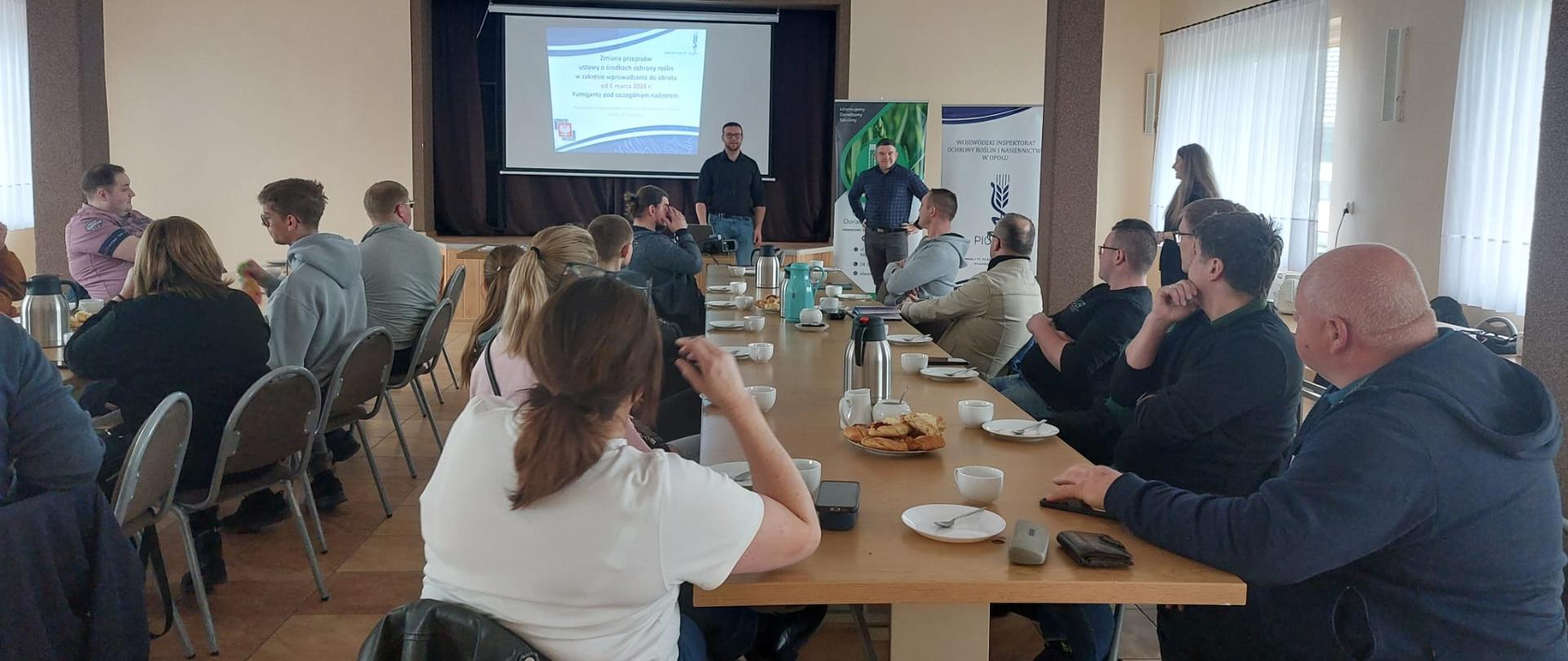 Zdjęcie przedstawia prowadzących i uczestników