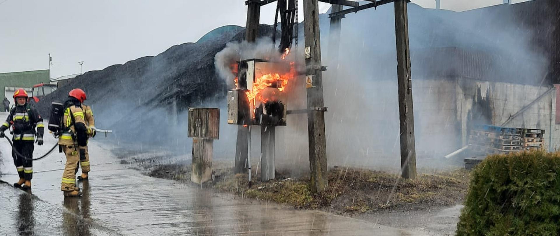 Paląca się rozdzielnia na słupie