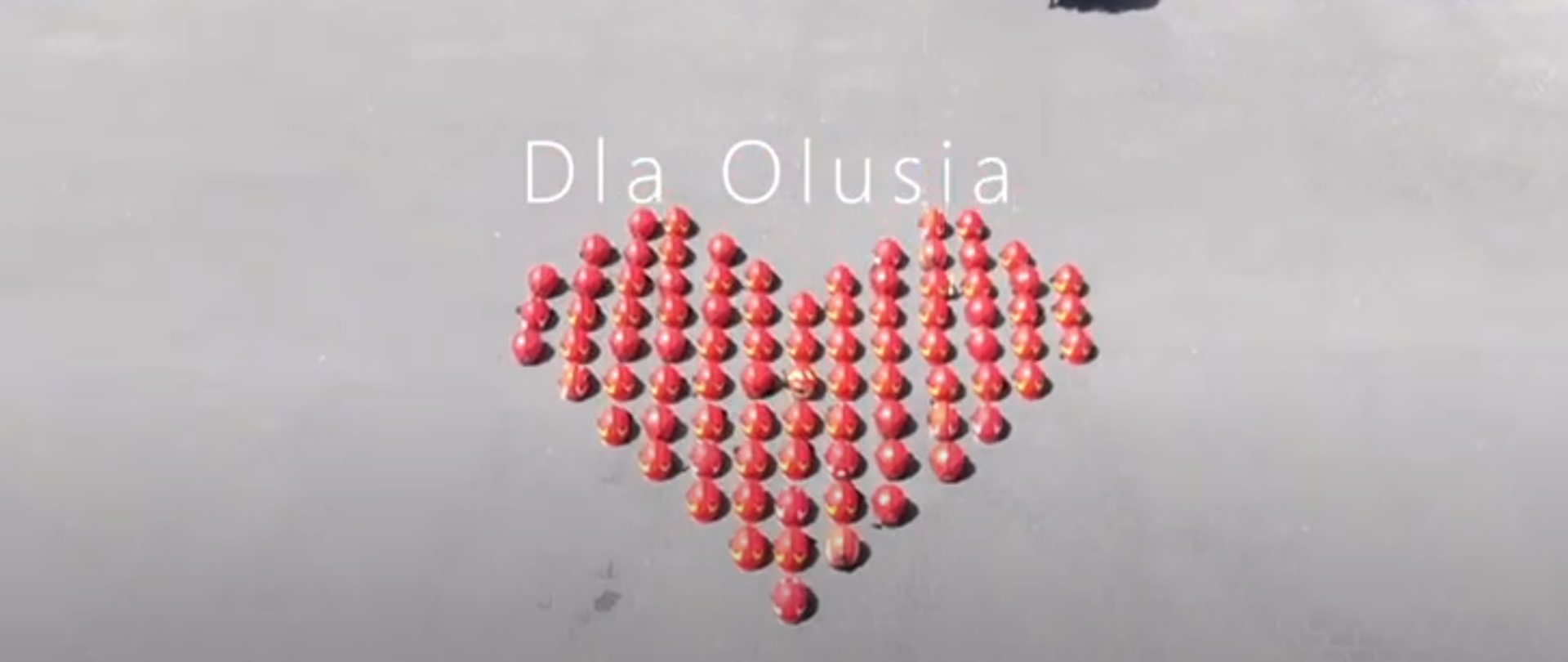 Zdjęcie przedstawia kształt serca ułożony z hełmów strażackich. 