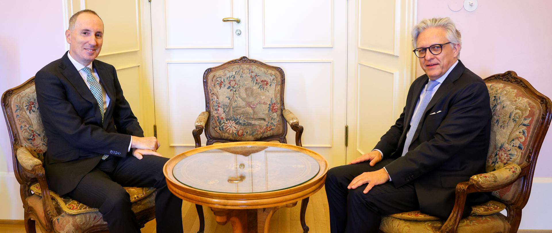 Podsekretarz Stanu w MSZ Artur Harazim siedzący przy stole ze swoim czeskim odpowiednikiem Jiříem Brodskim. 