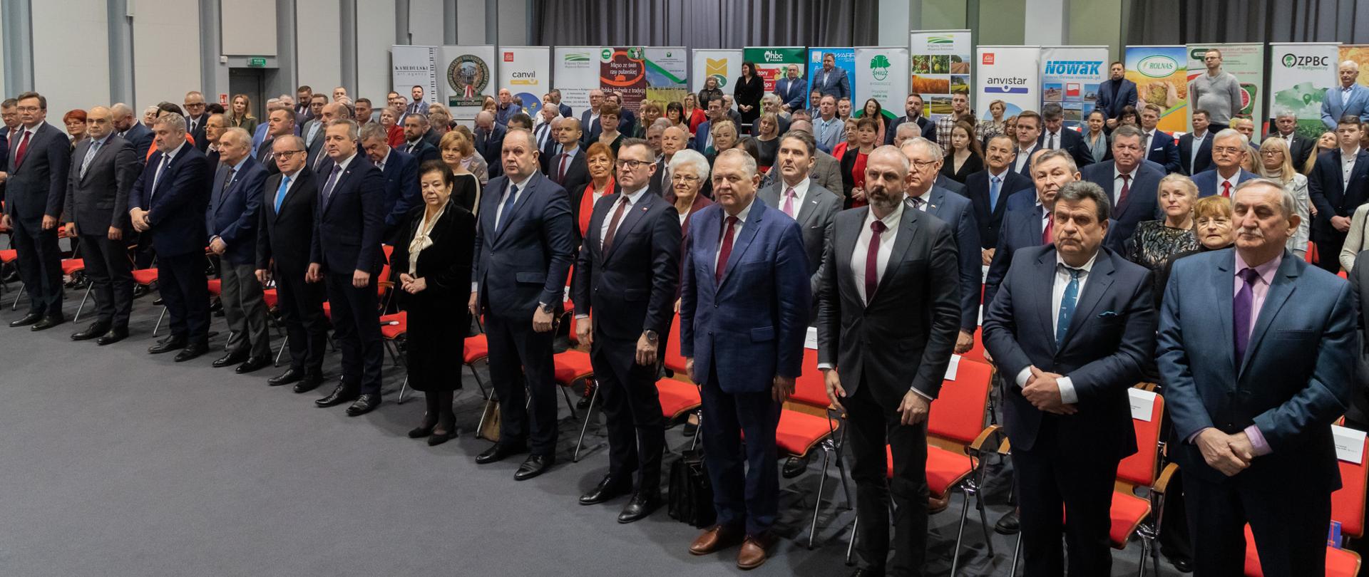 Wiele osób podczas uroczystości