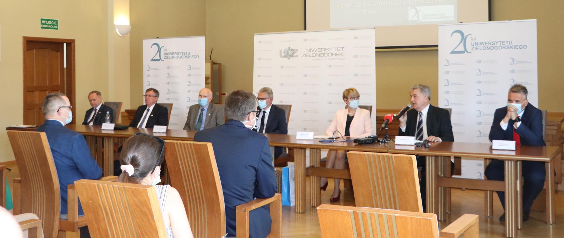 Widok na uczestników uroczystości. Przy stole prezydialnym przemawia wicewojewoda lubuski