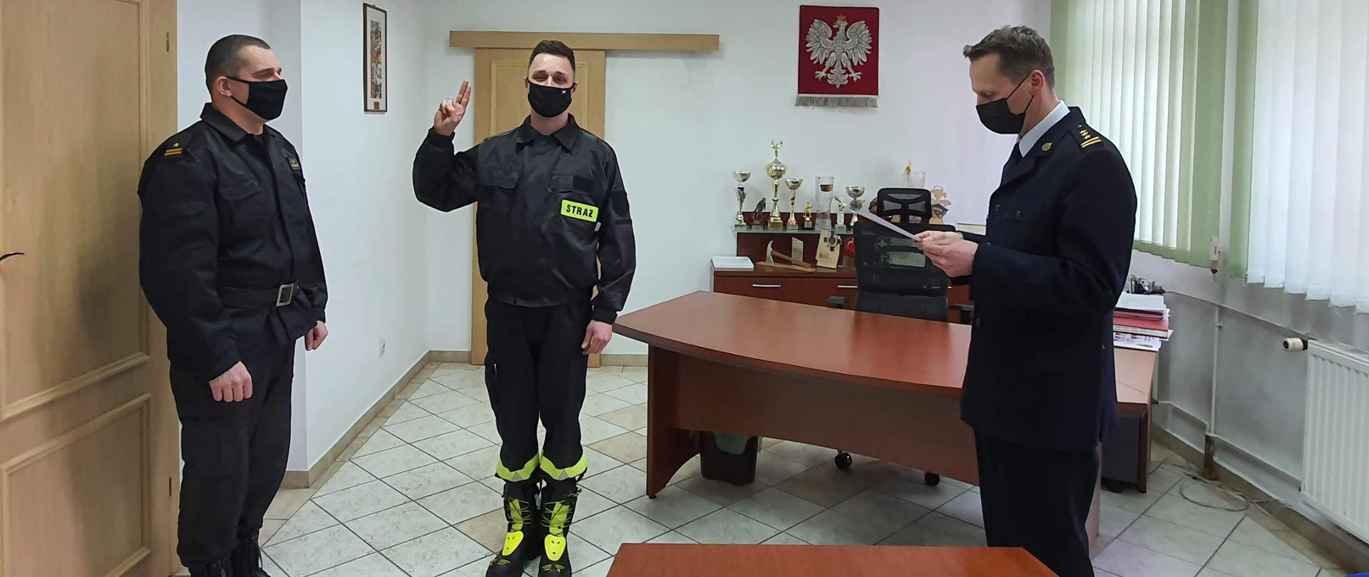 W pomieszczeniu znajdują się 3 osoby: ślubujący, Komendant Powiatowy oraz Zastępca Dowódcy Jednostki Ratowniczo - Gaśniczej.