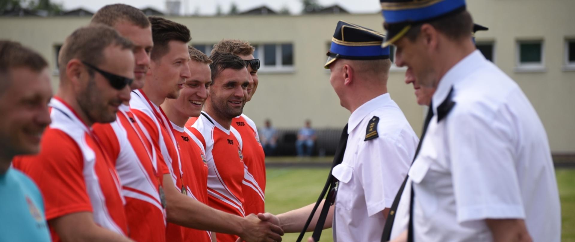 Gratulacje dla strażaków od Komendantów za zajecie III miejsca w ćwiczeniu bojowym