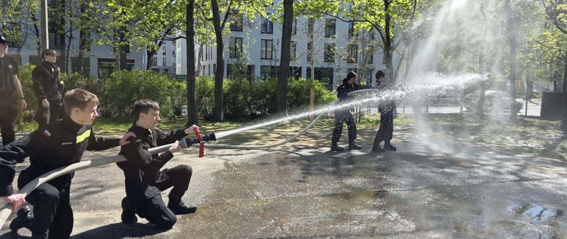 uczniowie ćwiczą operowanie prądami gaśniczymi inne ujęcie
