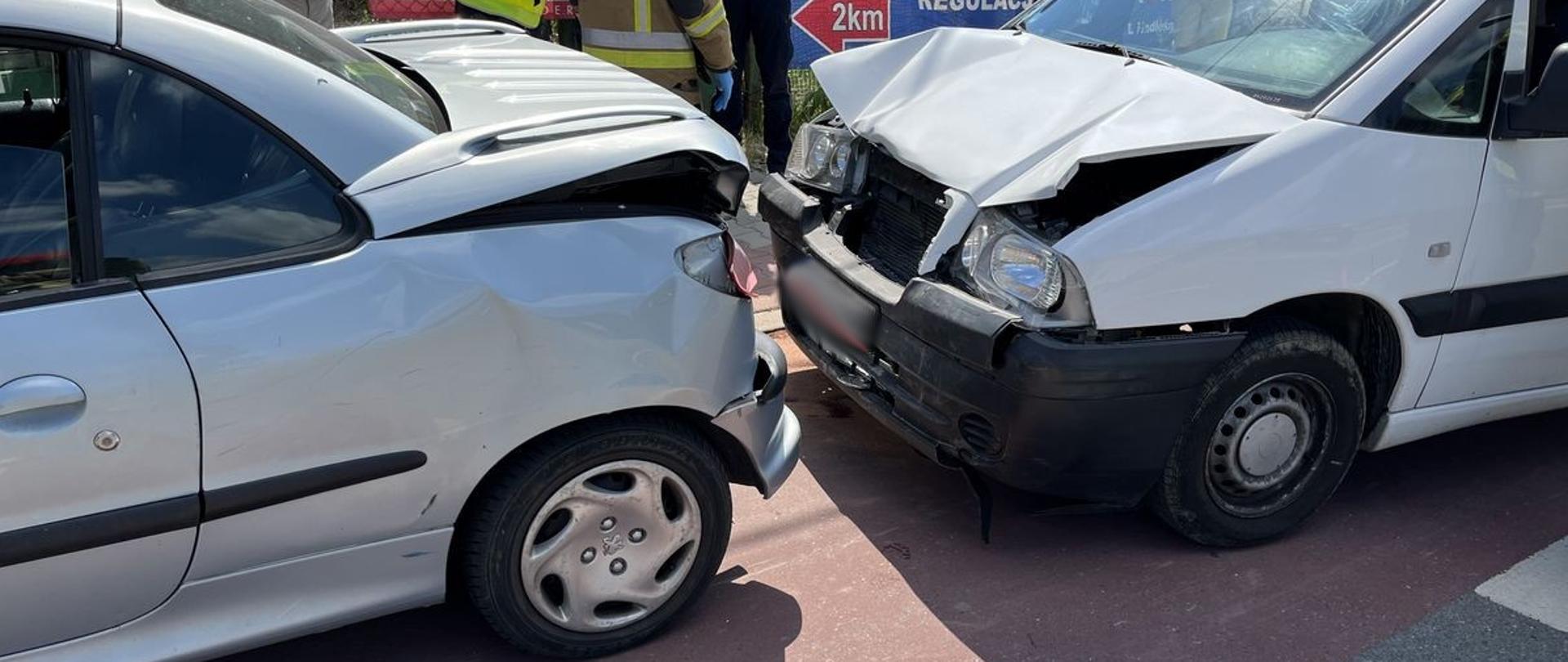 Dwa uszkodzone samochody uczestniczące w zdarzeniu