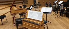 Instrumenty z nutami na pulpitach na scenie sali koncertowej PSM