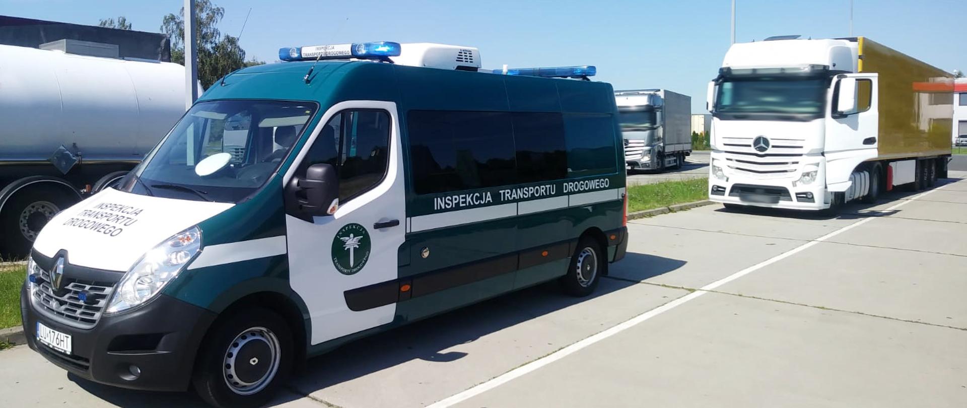 Kontrola inspektorów lubelskiej ITD. Po lewej inspekcyjny furgon, po prawej skontrolowana ciężarówka. Za nimi inne pojazdy ciężarowe.