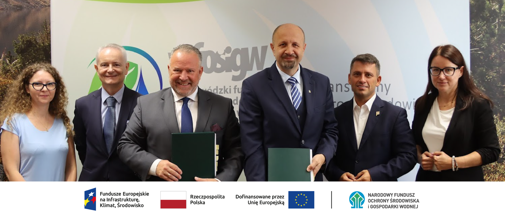 Zdjęcie grupowe. Od lewej: Anna Siwek Doradca Departament Adaptacji do Zmian Klimatu NFOŚiGW, wiceprezes PWiK w Oświęcimiu Jerzy Sapyta, prezes PWiK w Oświęcimiu Kazimierz Homa, zastępca prezesa zarządu NFOŚiGW Robert Gajda, poseł Paweł Śliz. W stopce ciąg znaków, logotypy od lewej: FEnIKŚ, flaga Rzeczypospolita Polska, flaga UE Dofinansowane przez UE, NFOŚiGW.