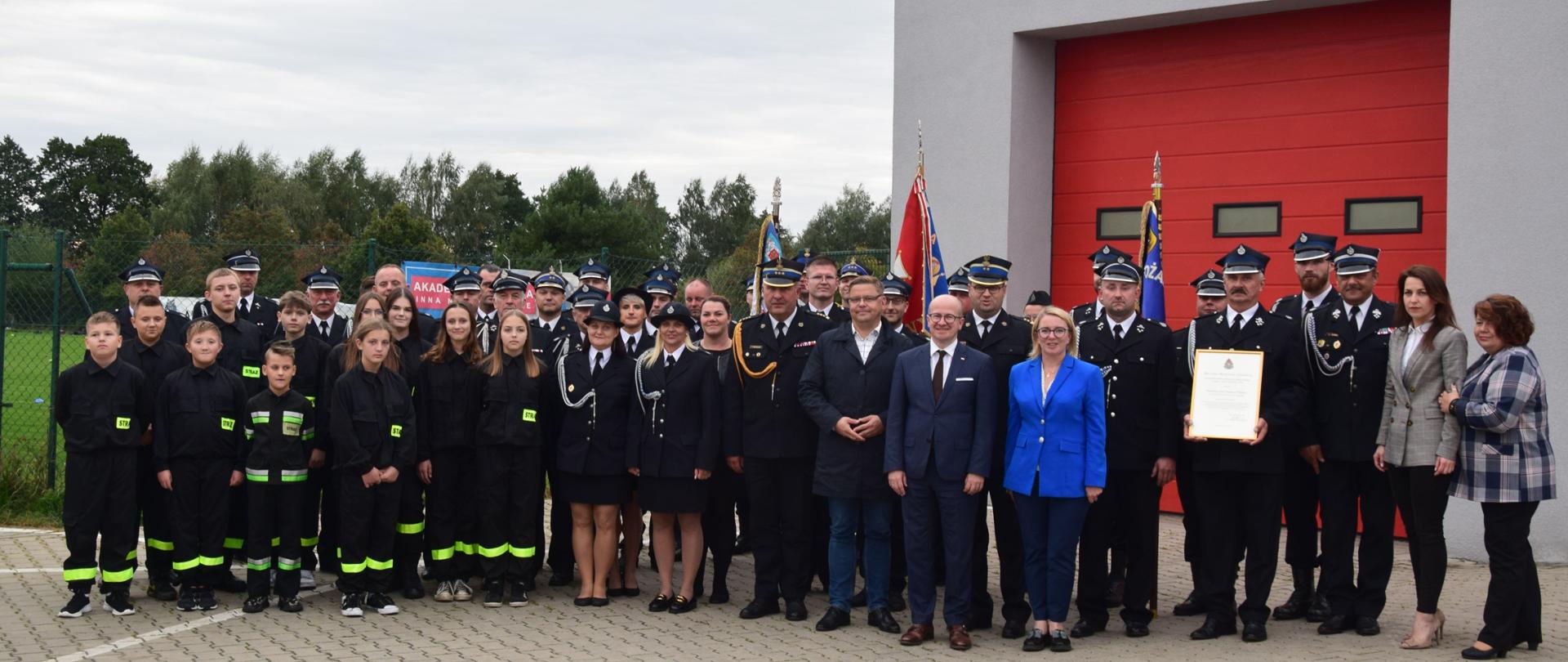 zdjecie grupowe przed remizą