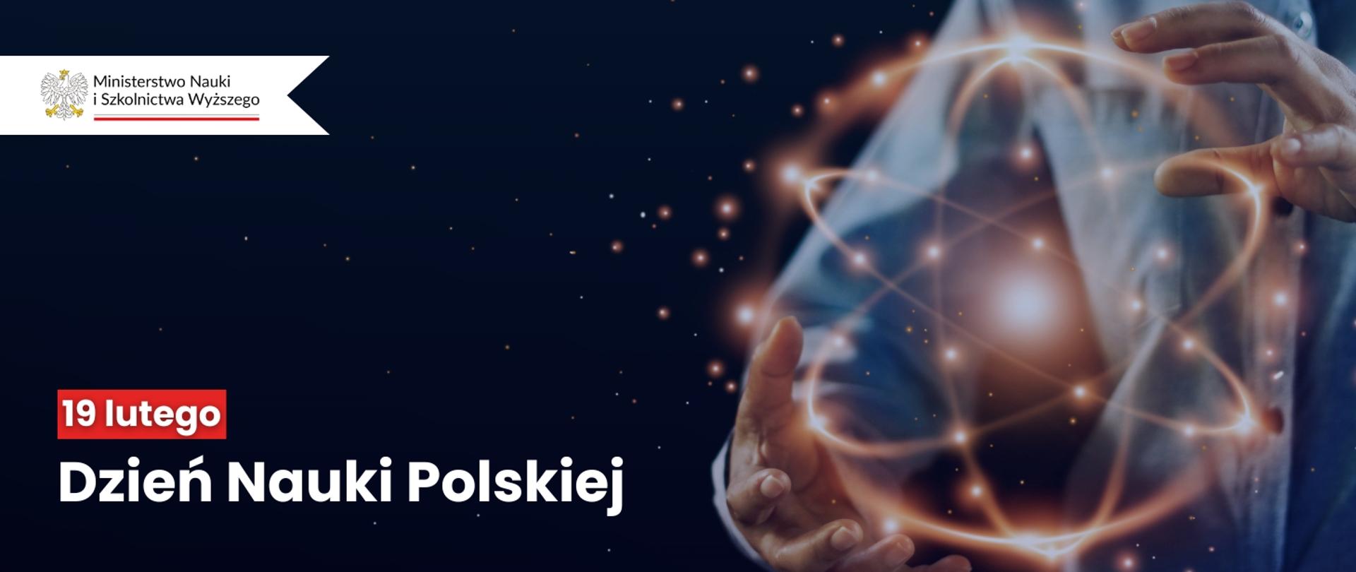 Grafika - na granatowym tle rozmazany czerwono-złoty zarys atomu, obok napis 19 lutego - Dzień Nauki Polskiej.