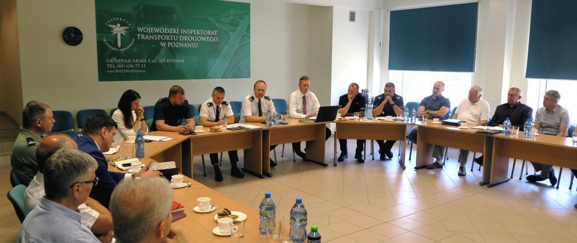 Członkowie różnych organizacji podczas obrad dotyczących między innymi bezpieczeństwa na drogach.