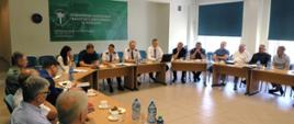 Członkowie różnych organizacji podczas obrad dotyczących między innymi bezpieczeństwa na drogach.