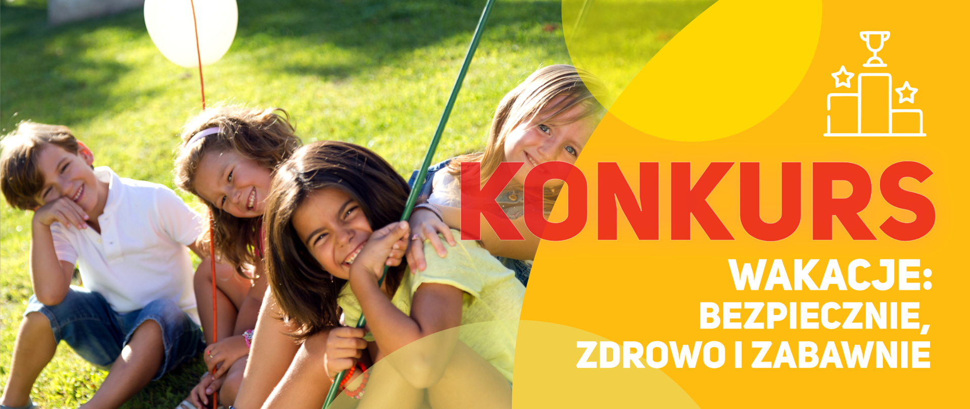 Grupa dzieci siedzi na trawie, w ręku trzymają balony, po prawej stronie napis Konkurs, wakacje: bezpiecznie, zdrowo i zabawnie 