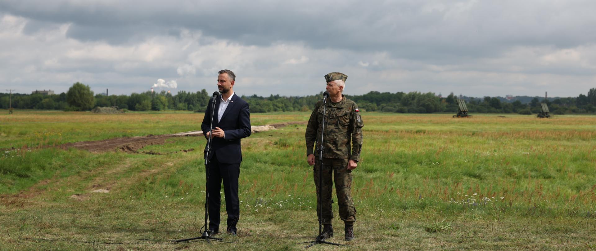 20 sierpnia w płockim Radziwiu wicepremier wziął udział w konferencji prasowej poświęconej bieżącemu funkcjonowaniu oraz perspektywom dalszego rozwoju systemu obrony powietrznej RP. Spotkanie odbyło się w rejonie odpowiedzialności 37. Dywizjonu Rakietowego Obrony Powietrznej, wchodzącego w skład 3. Warszawskiej Brygady Rakietowej Obrony Powietrznej.