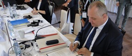 Wiceminister Zarudzki podpisuje wspólne stanowisko ministrów